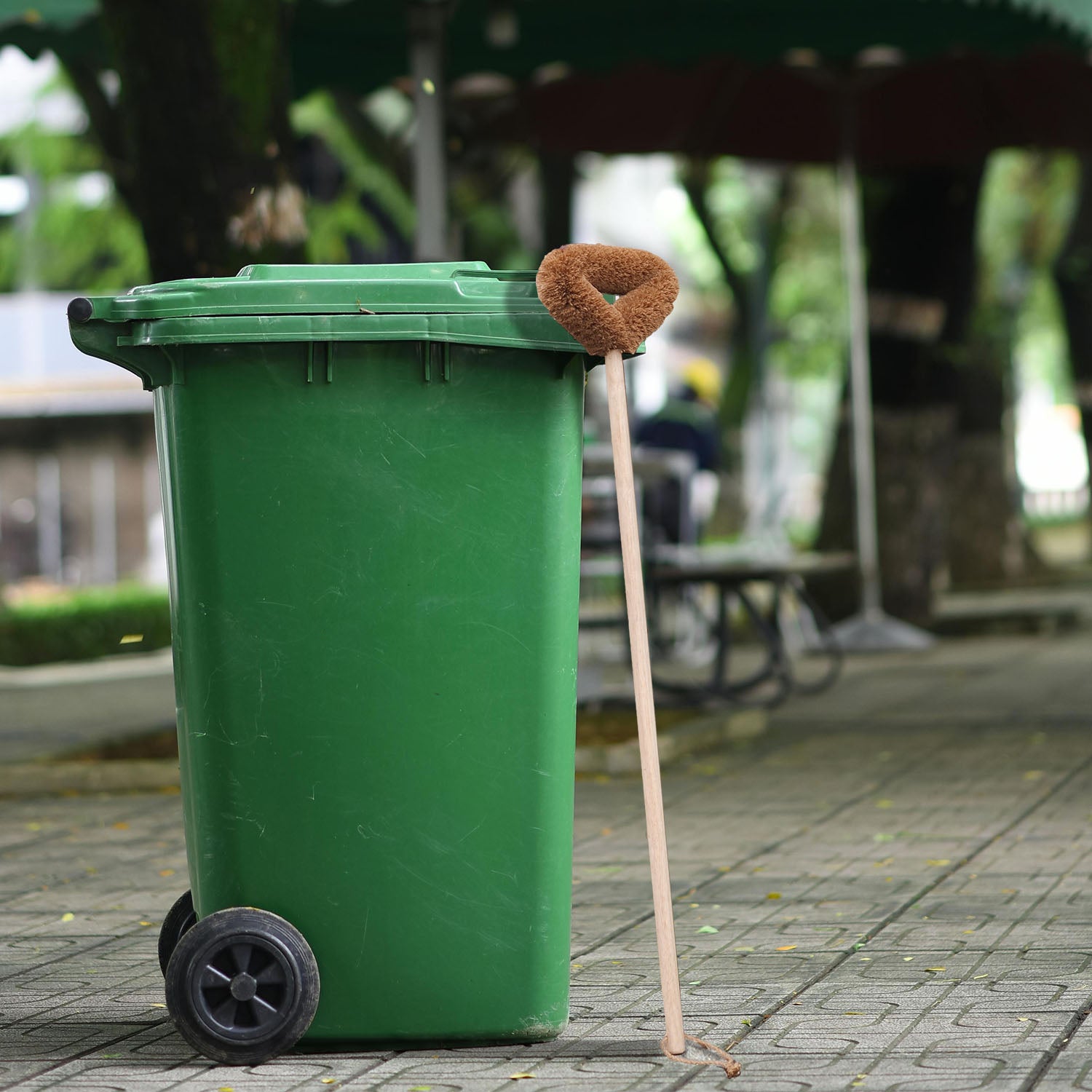 LoofCo Wheelie Bin Brush | Long-Handled Natural Coir Outdoor Bin Brush | Plastic Free